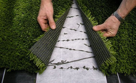 Как благоустроить могилу: искусственная трава для кладбища